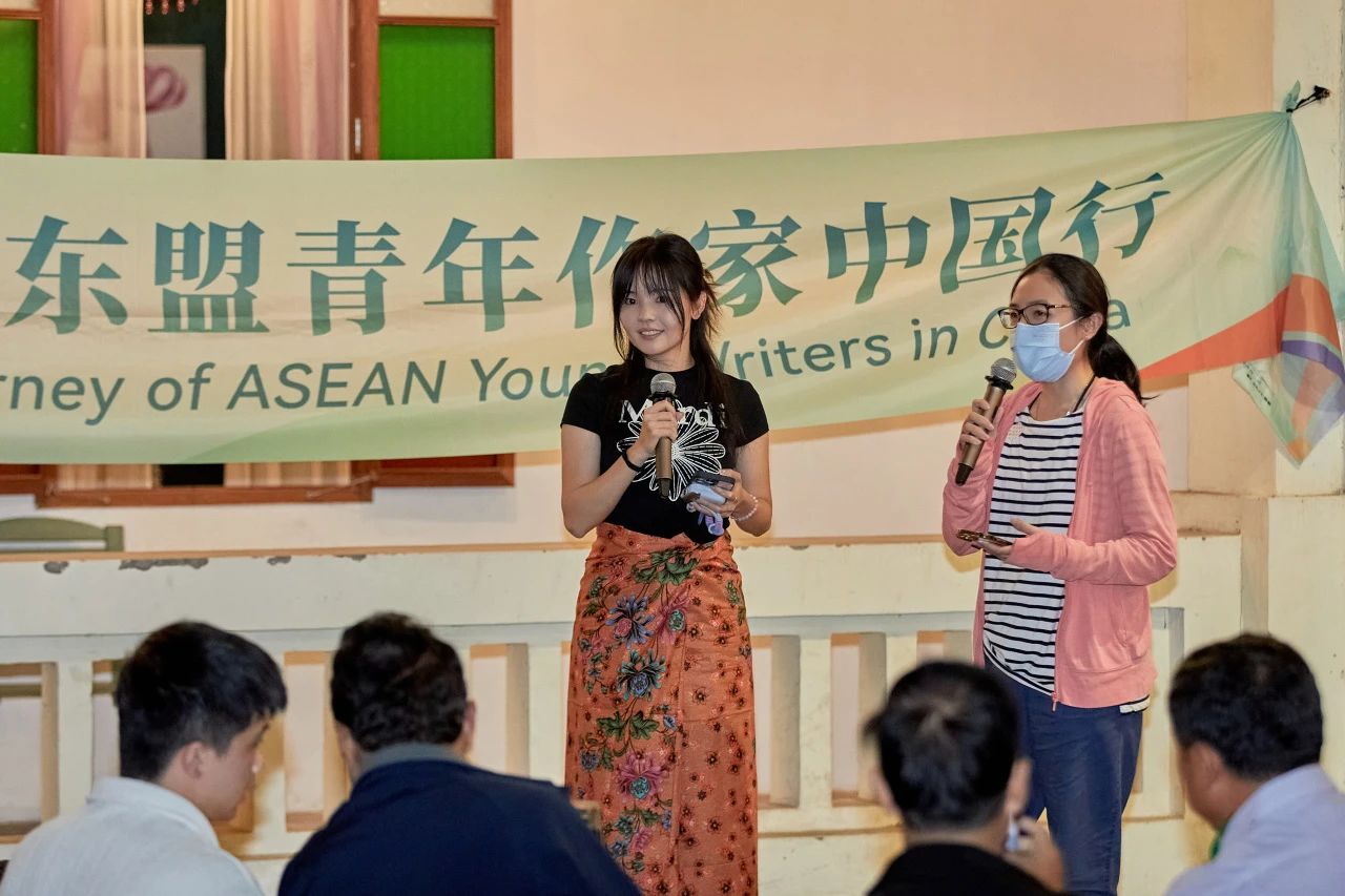 新加坡作家林藝君（左）、吳佳澖（右）。
