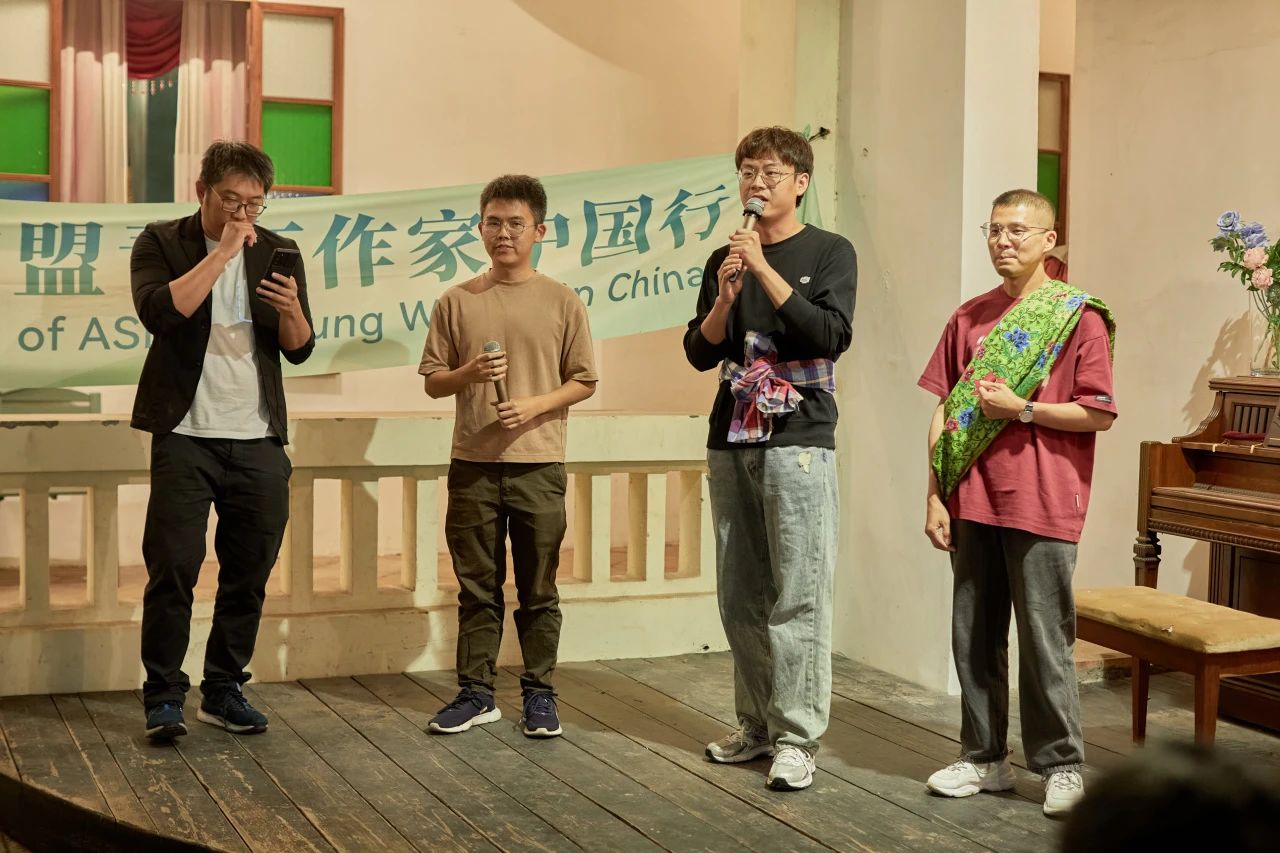 中國作家呂周航（右二），馬來西亞作家王晉恒（右三）、王修捷（右四），印度尼西亞作家林建杰（右一）。