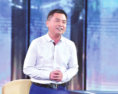 彭學明：中國作家協(xié)會原創(chuàng)聯(lián)部主任，中國作家協(xié)會散文創(chuàng)作委員會副主任，全國第九、十屆人大代表。主要代表作：長篇紀實散文《娘》、長篇小說《爹》、散文集《我的湘西》《祖先歌舞》、報告文學《人間正是艷陽天》等，先后獲中宣部“五個一工程”獎、中國政府出版獎、中國年度好書獎、中國圖書獎、全國少數(shù)民族文學駿馬獎、《人民文學》獎、郭沫若文學藝術獎等，多篇作品被收錄進大、中學語文教材、中高考試題，并譯成英、法、俄、日、阿拉伯、匈牙利、哈薩克、意大利等文字在十多個國家出版。