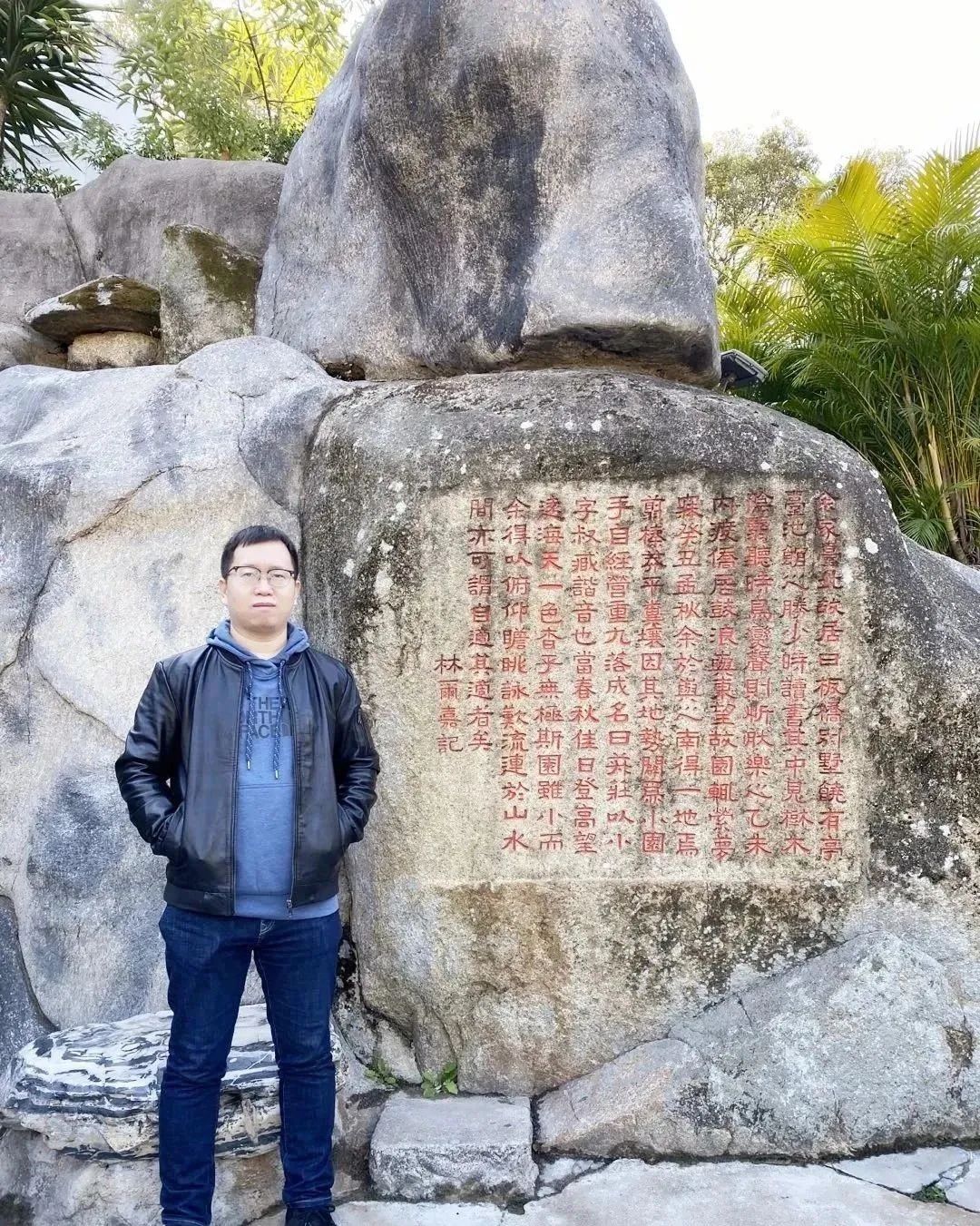 張象，中國作協(xié)會(huì)員，山西文學(xué)院簽約作家。小說見于《十月》《上海文學(xué)》《青年文學(xué)》等刊物，出版作品有《外省青年》等三部。