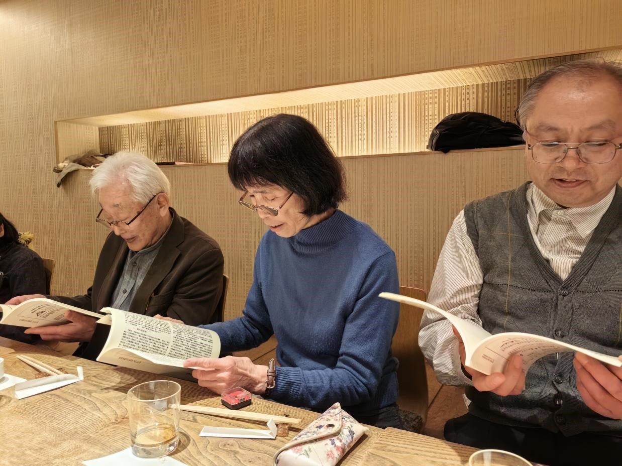 4月13日-16日，中國(guó)作家代表團(tuán)訪問日本“《人民文學(xué)》讀書會(huì)”并贈(zèng)送雜志創(chuàng)刊號(hào)復(fù)刻版，帶去雜志社對(duì)老讀者的問候。該讀書會(huì)成立于20世紀(jì)80年代，至今堅(jiān)持閱讀研究《人民文學(xué)》