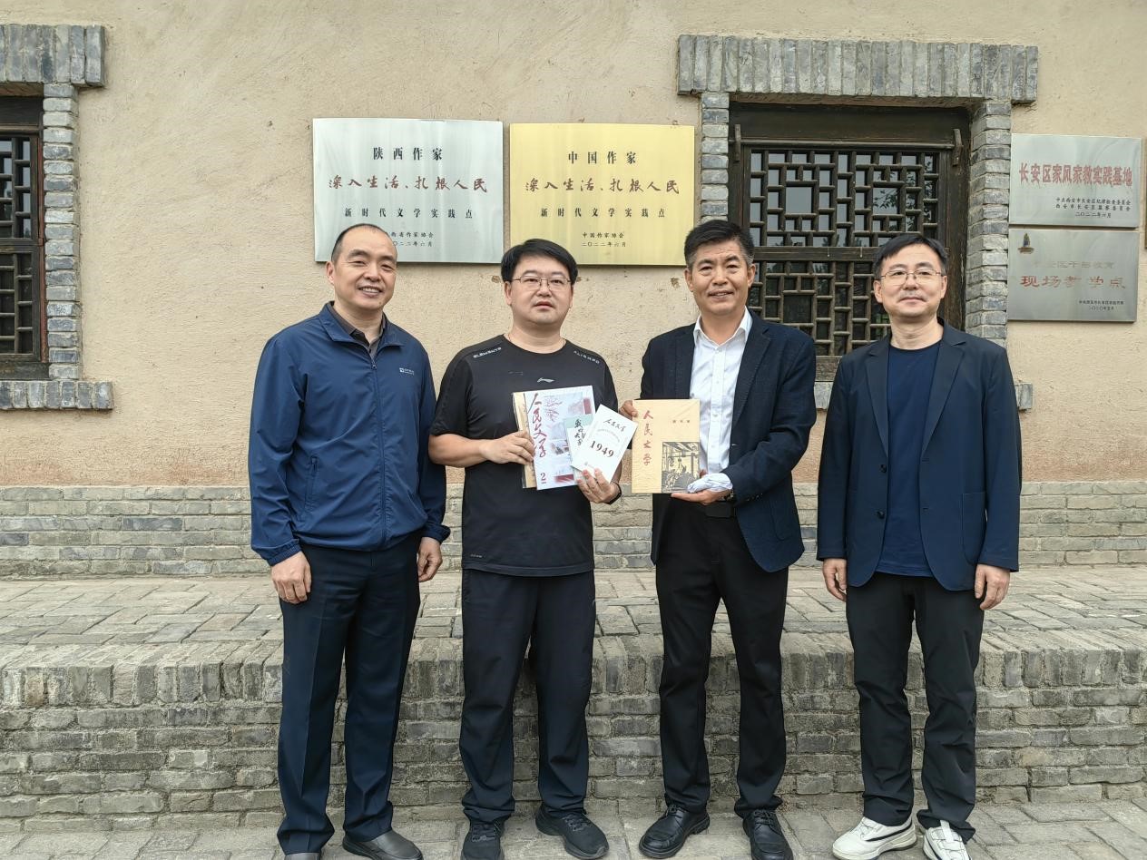 5月27日，《人民文學(xué)》參加中國(guó)作家“深入生活、扎根人民”新時(shí)代文學(xué)實(shí)踐點(diǎn)工作會(huì)暨現(xiàn)場(chǎng)調(diào)研活動(dòng)，為西安市長(zhǎng)安區(qū)柳青紀(jì)念館贈(zèng)送新刊及創(chuàng)刊號(hào)復(fù)刻本、手賬本等文創(chuàng)