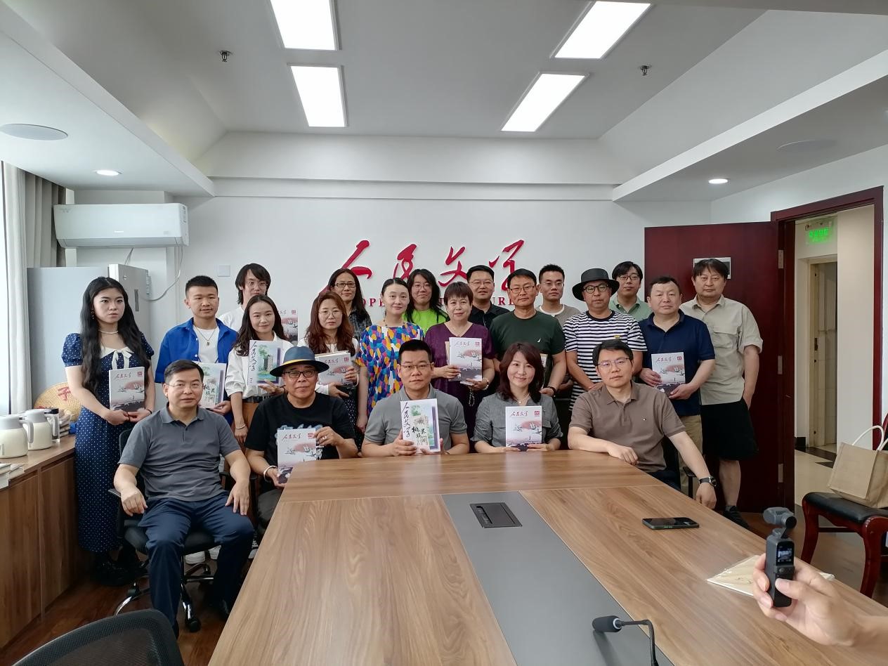 6月30日，內(nèi)蒙古《草原》雜志社攜“草原十二騎手”作家代表走進(jìn)《人民文學(xué)》交流辦刊經(jīng)驗(yàn)