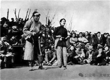 《放下你的鞭子》：“流動的抗戰火炬”　　1939年，為抗戰籌款的徐悲鴻，遇到了來此地演出的新中國劇團。[詳細]