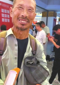 河南農民工劉詩利參加作家陳行甲新書分享會。圖據人民日報客戶端