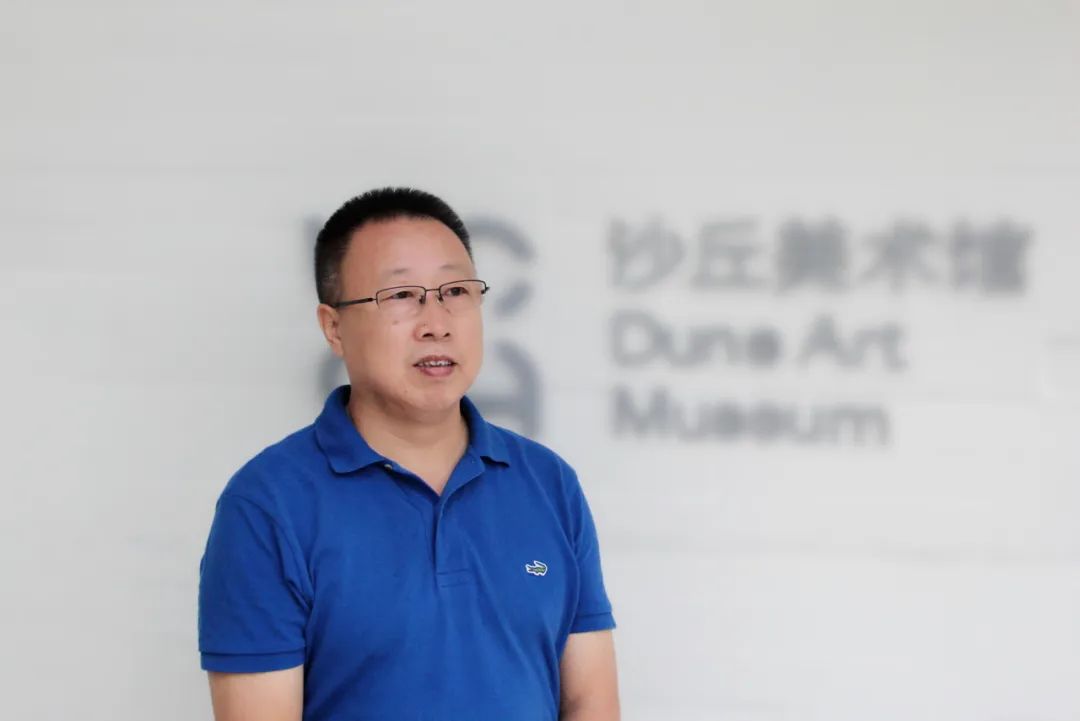 羅振亞，1963年出生，黑龍江訥河人，南開(kāi)大學(xué)文學(xué)院教授，博士生導(dǎo)師，南開(kāi)大學(xué)穆旦詩(shī)歌研究中心主任。