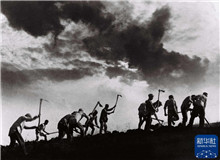 抗戰攝影師吳印咸：時代長河中的光影記錄　　1938年的漢口街頭，荷蘭導演尤里斯·伊文思把自己的攝影機交給了一個中國人。[詳細]