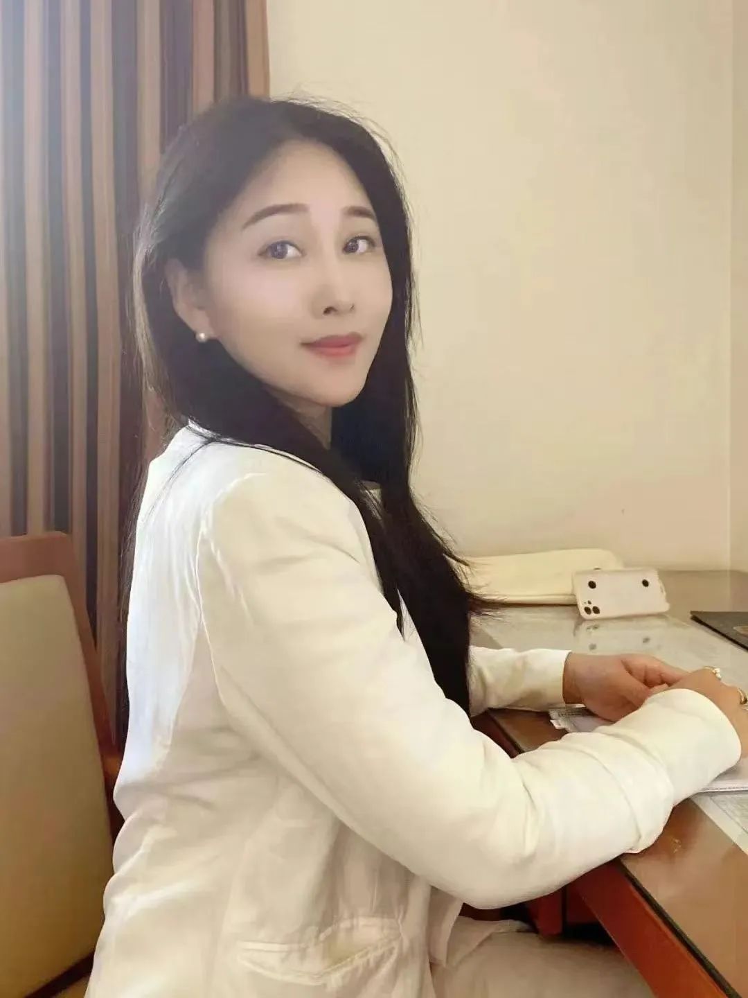 【作者簡(jiǎn)介:時(shí)曉,安徽宿州人,碩士,現(xiàn)居上海。魯迅文學(xué)院第44屆中青年作家高級(jí)研討班學(xué)員,中作協(xié)會(huì)員,安徽文學(xué)藝術(shù)院簽約作家。在《人民文學(xué)》《詩(shī)刊》《詩(shī)歌月刊》《安徽文學(xué)》《山東文學(xué)》《海燕》《紅豆》《雨花》《揚(yáng)子江詩(shī)刊》《延河》等雜志發(fā)表作品。獲第十二屆揚(yáng)子江詩(shī)學(xué)獎(jiǎng)·詩(shī)歌獎(jiǎng)。短篇小說(shuō)集《來(lái)去之間》入圍2022年探照燈10月好書(shū)榜,入選2022年11月文藝聯(lián)合書(shū)單。】