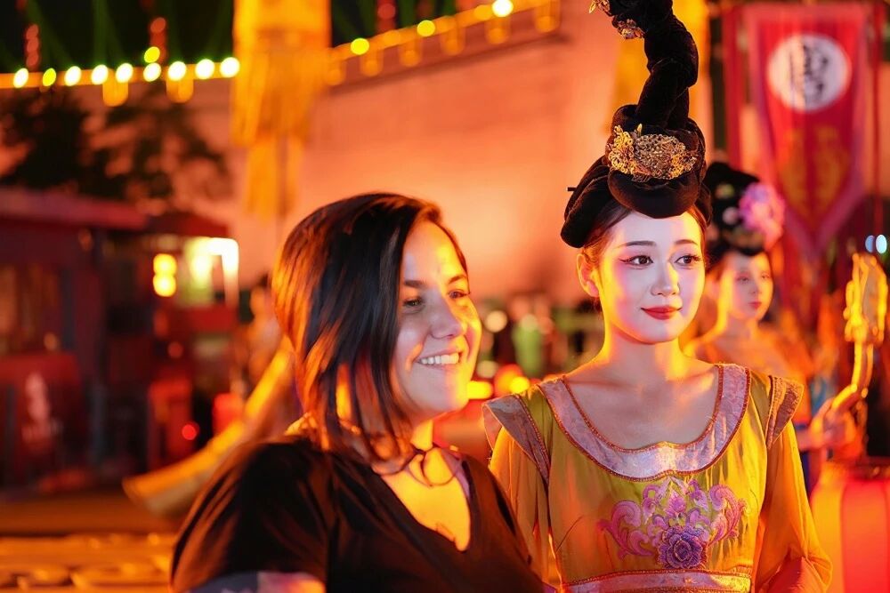 永寧門歡迎儀式后,玻利維亞詩人杰西卡·弗羅伊登塔爾與一位“唐代仕女”合影