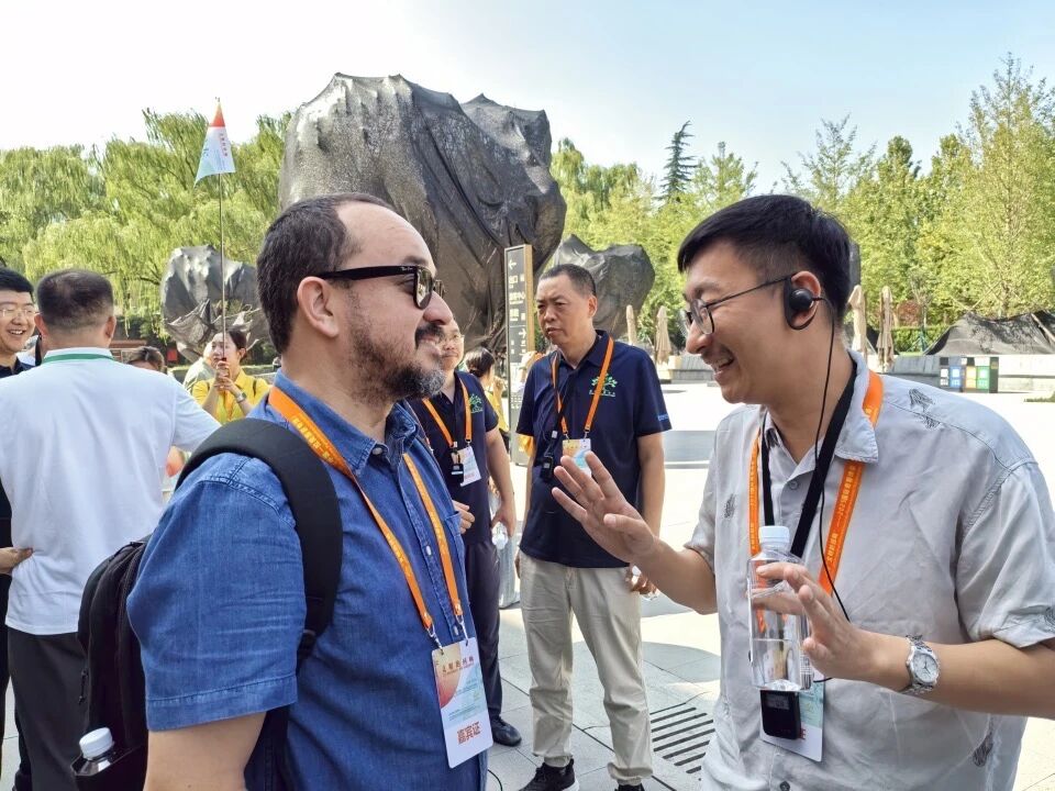 中國詩人李壯與巴西詩人塔爾索·德·梅洛參觀完秦始皇帝陵博物院后交談,李壯告訴梅洛,西安地下文物眾多,在我們腳下也許也有古代的文物遺存。