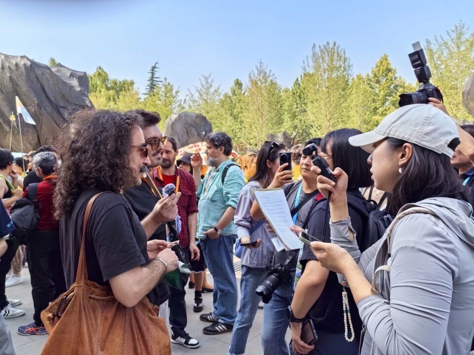 阿根廷詩人巴勃羅·卡查季安、馬克西米利亞諾·萊尼亞尼接受記者采訪