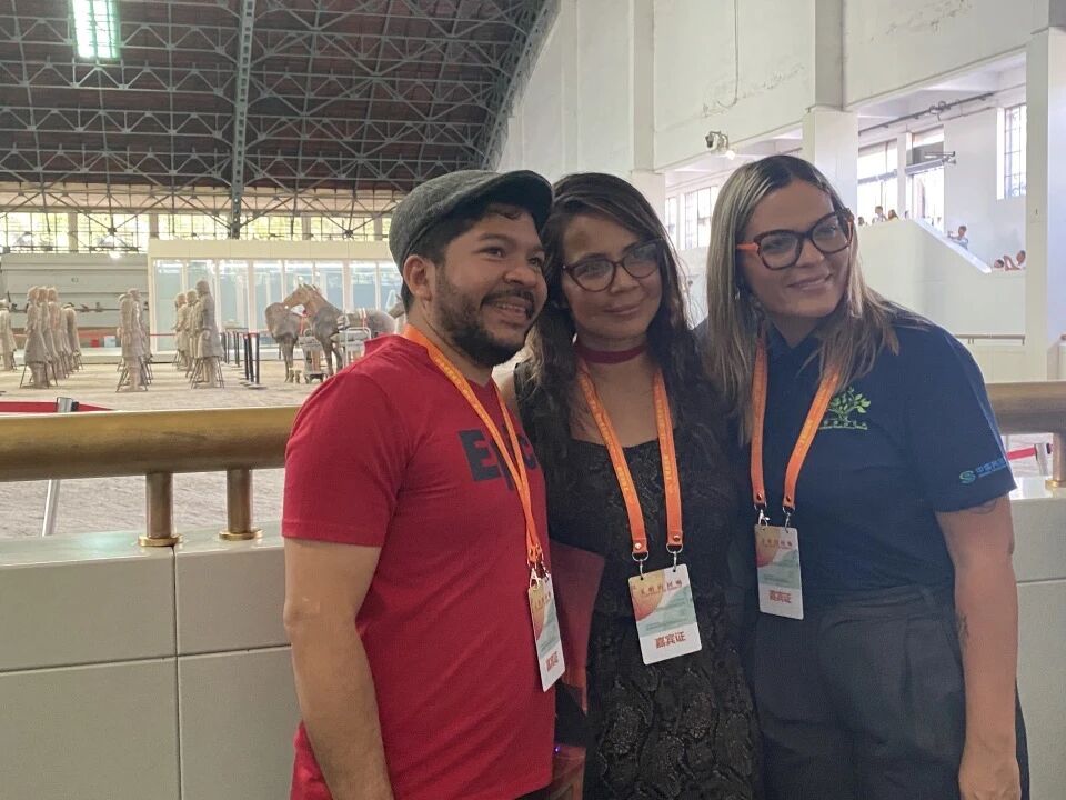 巴拿馬詩人哈維爾·阿爾瓦拉多(左)、哥倫比亞詩人法迪爾·德爾加多(中)、委內瑞拉詩人因迪拉·卡爾皮奧·奧利沃在秦始皇帝陵博物院合影