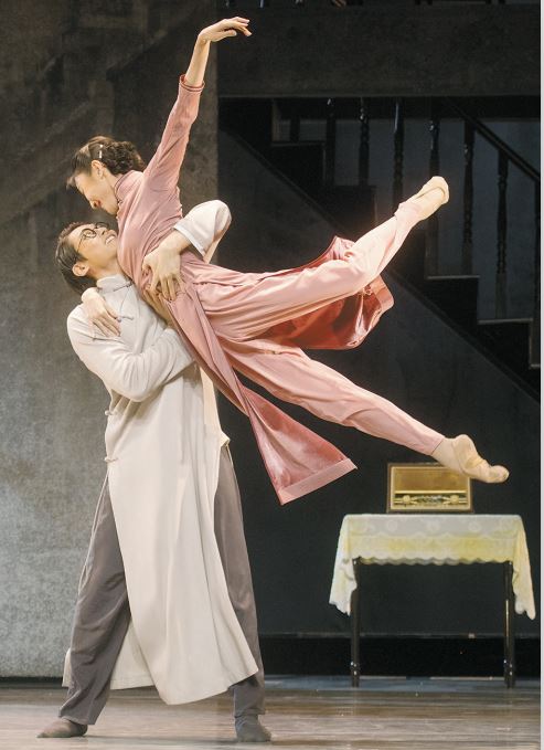 破解舞臺創作同質化困局，要在尊重藝術規律的基礎上，重構“鼓勵創新、彰顯特色、生態健康”的創作體系。圖為廣受好評的川劇《巴山秀才》（左）和舞劇《永不消逝的電波》（右）。