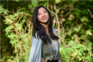 兒童繪本：獲獎作品《媽媽的剪影》作者：彎彎 劉雪純         獲獎感言我和媽媽劉雪純一起創作的這本書，正如它的名字，其靈感來源于我的媽媽。書里的剪紙，都是她30年前用最質樸的剪刀語言，鐫刻下的生命印記。她剪下春耕秋收的田埂，剪下灶臺邊的飯菜香氣，剪下縫紉機踏板的吱呀作響。