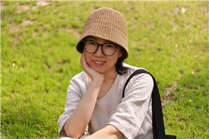 童話:獲獎作品《我的,我的》
作者:趙卯卯
獲獎感言寫作兒童文學以來,我從未因為作品是寫給孩子們看的就敷衍。恰恰相反,我會更加謹慎地寫作。兒童是充滿智慧的,他們會用自己的方式去解讀、理解這個世界。為今天的孩子們寫出屬于他們這個時代的好作品,是我的責任,也是我的義務。