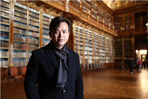 科幻文學:獲獎作品《火苗照亮宇宙:暗生命傳奇》
作者:王威廉
獲獎感言小時候,我第一次讀到鄭文光先生的《飛向人馬座》,書中描繪的浩瀚宇宙和中國少年探索黑洞的勇氣深深震撼了我,讓我對深空充滿了無限的好奇與想象。從那時起,對未知世界的探索欲望便埋藏在我的心里。