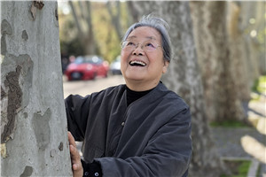 兒童繪本:獲獎作品《不能沒有》
作者:蔡皋
獲獎感言書里最先出現的光是陽光。我有種植花草的習慣,跟植物打交道其實就是和陽光打交道。光的滋養與體驗積累得多了,有一天,會被兒童猛地“點醒”。比如,我的小孫子就跟我說……