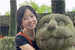 童話:獲獎作品《外婆變成了麻貓》
作者:慈琪
獲獎感言關于外婆的童話獲獎了,我心中百感交集。我無法和外婆分享喜悅,因為她不會知道發生了什么,即便知道,也會很快忘記。如今的她,生活在許多“全新”的一分鐘里,高興是一分鐘,生氣是一分鐘……