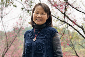 小說:獲獎作品《狼洞的外婆》
作者:王勇英
獲獎感言我出生在一個叫大車的客家村莊。童年時代,村里經常有劇團、戲班來演采花劇、唱木鬼戲等。小時候我們沒有課外書看,但有很多戲看,那是在鄉村戲臺上、打谷場上演的故事,是最鄉土的“書”。