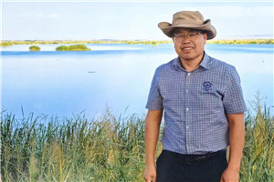 小說:獲獎作品《額吉的河》
作者:許廷旺
獲獎感言在阿拉善流傳著“半袋冰糖”的故事。當年一對年輕夫婦給上海孤兒送些牛奶、黃油。妻子看到一個男孩,兩歲了,不會坐不會爬,大腦袋小細脖。男孩與她特別親,臨走時哭鬧不止。當晚,夫婦商議領養男孩。