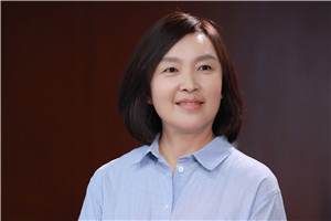 小說:獲獎作品《胡同也有小時候》
作者:周敏
獲獎感言胡同的魅力,不是一部小說能說盡的,希望有機會來北京的朋友,能找一間什剎海附近胡同深處的民宿住上些時日,逛逛早市,看看夕陽,嘗嘗“鴉兒李記”的早點,品品“富華齋”的蓋碗茶。要是運氣好……