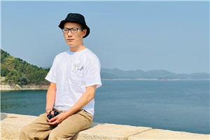 詩歌:獲獎作品《我知道所有問題的答案了》
作者:童子
獲獎感言我曾經以為,人生是一條拋物線,從出生的起點慢慢爬上高峰,再慢慢滑落低谷。如果按人的生理表現,是這樣的。但我越來越意識到,人之所以為人,是因為我們有靈魂。靈魂可以不被身體束縛……