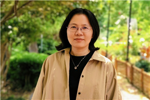 小說:獲獎作品《萬花筒》
作者:陸梅
獲獎感言回想寫《萬花筒》的心境,有點做夢的感覺。我似乎完全沉浸在文字所構建的那個世界里,心里有一個執念:就想借孩子的眼睛,看看我生活的這座城市——不是作為背景,而是進入縱深。