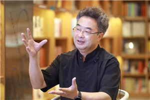 小說:獲獎作品《方一禾,快跑》
作者:祁智
獲獎感言我小的時候,父親在外地做教師,我和媽媽生活在鄉下。媽媽身體很差。經常救護車突然呼嘯而來又呼嘯而去,把媽媽接走了。過幾天,救護車又突然呼嘯而來、呼嘯而去。下午放學回家,我看到媽媽躺在床上,虛弱得像一張紙。