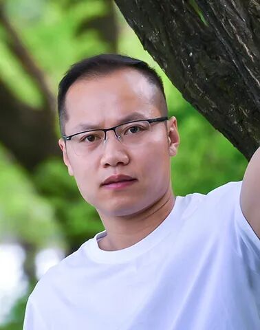   范墩子     西安市文學藝術創作研究室專業作家。在《人民文學》《江南》《青年作家》《滇池》等期刊發表近百萬字，已出版《抒情時代》《虎面》《我從未見過麻雀》《去貝加爾》《小說便條》等作品。曾獲陜西青年文學獎、《滇池》文學獎最佳小說獎、長安散文獎等。