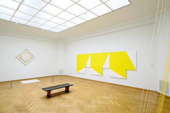 海牙藝術博物館“移動的蒙德里安”展覽現場，蒙德里安作品與當代藝術家作品并陳。