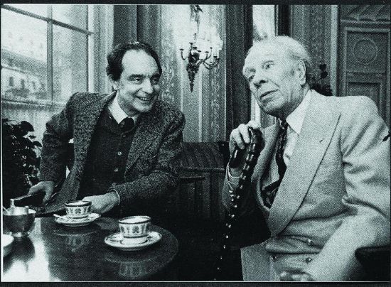 卡爾維諾生于1923年10月15日，如今已被公認(rèn)為20世紀(jì)最有影響力的意大利小說(shuō)家，并且與博爾赫斯、馬爾克斯一樣，同享“作家中的作家”之盛譽(yù)，其作品敘事精巧、風(fēng)格輕盈，猶如繁復(fù)的迷宮，充溢著哲理與智性，給人以眼花繚亂、應(yīng)接不暇之感。圖為卡爾維諾（左）與博爾赫斯（右）在羅馬艾克塞西爾酒店的合影。（圖片由譯林出版社提供）