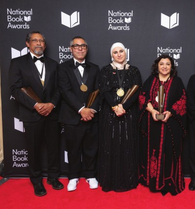2024年美國全國圖書獎的四位原創作品獎得主。左起：小說獎得主珀西瓦爾·埃弗里特、非小說獎得主賈森·德·萊昂、青少年文學獎得主希法·薩勒塔吉·薩法迪和詩歌獎得主萊娜·哈拉夫·圖法哈。全國圖書基金會圖片